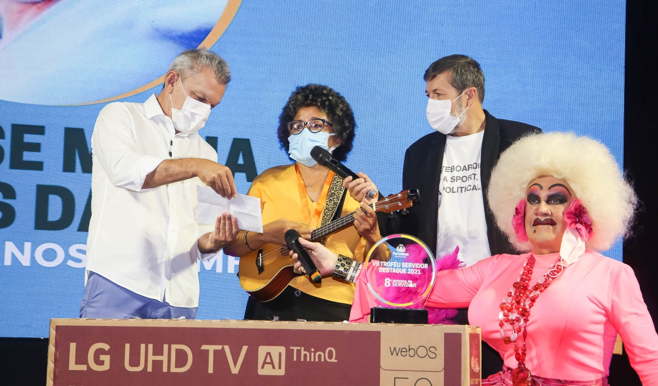 sarto, élcio, raimundinha e Denise Maria Santos da Silva posam para a foto no palco do Teatro São José